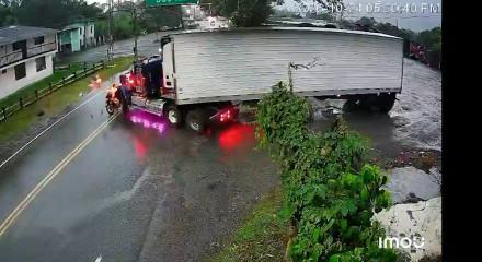 Kolombiya'daki feci kazada tıra &ccedil;arpan motosikletteki aile yola savruldu