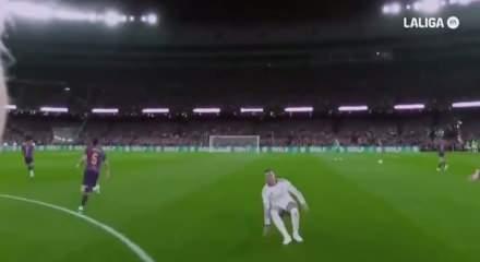 La Liga'nın dev derbisinin hakemin saha i&ccedil;i g&ouml;r&uuml;nt&uuml;leri paylaşıldı! Sakinlik ve Zeka vurgusu dikkat &ccedil;ekti