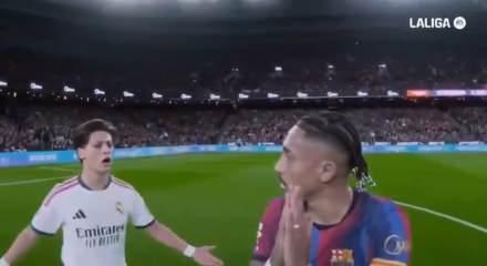 La Liga'nın dev derbisinin hakemin saha i&ccedil;i iletişimi g&uuml;ndem oldu