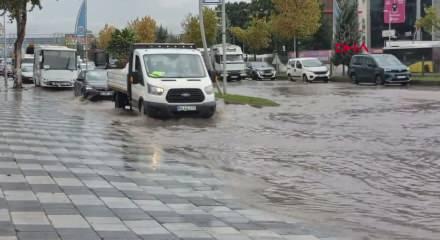 Malatya'da sağanak nedeniyle yollar g&ouml;le d&ouml;nd&uuml;