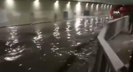 Megakentte yağmur kabusu! Sular alt ge&ccedil;idi bastı, ara&ccedil;lar mahsur kaldı!