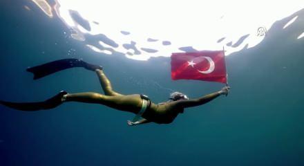Milli dalış&ccedil;ı Şahika Erc&uuml;men, Cumhuriyet Bayramı'nı su altında T&uuml;rk bayrağıyla kutladı