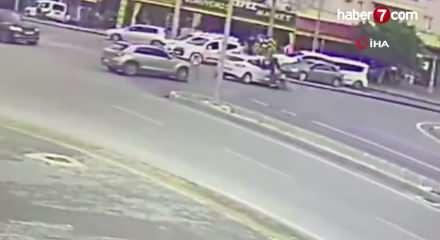 Otomobille &ccedil;arpışan motosikletteki 2 kişi yaralandı, kaza kameraya yansıdı