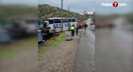 Şırnak'ta tırla &ccedil;arpıştıktan sonra eve &ccedil;arpan yolcu otob&uuml;s&uuml;ndeki 15 kişi yaralandı