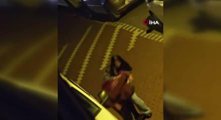 Sokak ortasında tekme tokat dayak: Kadın apartmana girince dayak yiyen adam koşarak ka&ccedil;tı
