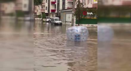Tarsus sokaklarında ilgin&ccedil; g&ouml;r&uuml;nt&uuml;: Yağmurda ıslanmaya "balonlu" &ccedil;&ouml;z&uuml;m!