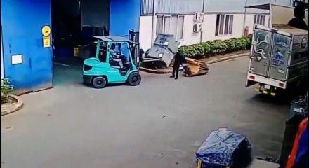 Vietnam'da feci iş kazası kamerada: Devrilen y&uuml;k&uuml;n altında kalarak can verdi