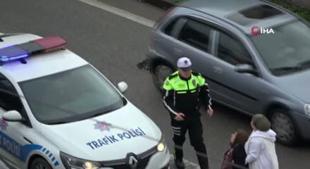 Yağmurda y&uuml;rekleri ısıtan g&ouml;r&uuml;nt&uuml;: Trafik polisi yaralı kadını yeleğiyle korudu