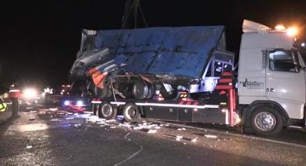 Duzce De Yolcu Otobusu Ile Kargo Tiri Carpisti 2 Olu 23 Yarali Video 7