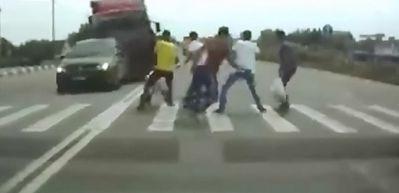 Tır dehşet sa&ccedil;tı!