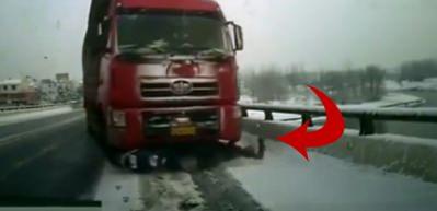 TIR, motosikletliye &ccedil;arptı