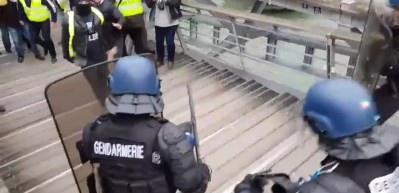 Sarı Yelekliler protestosunda ilgin&ccedil; g&ouml;r&uuml;nt&uuml;!