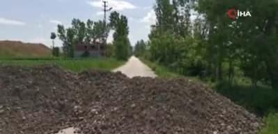 Tokat'ta karantinaya alınan mahallede yollar toprak yığınları ile kapatıldı