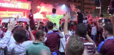 Trabzonspor taraftarı 10 yıl sonra gelen kupayı kutladı