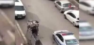 Trafik polisleri, kumanyalarını kağıt toplayıcısına verdi