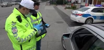 Trafik polisleri s&uuml;r&uuml;c&uuml;leri kimlik kontrol&uuml; yapıp tek tek uyardı