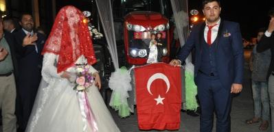 Trakt&ouml;r&uuml; gelin arabası yaptı 