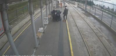 Tramvay durağında can pazarı: &Ouml;zel g&uuml;venlikten kritik m&uuml;dahale