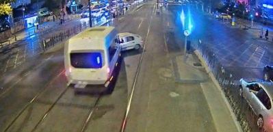 Tramvay yolundaki feci kazanın g&ouml;r&uuml;nt&uuml;leri ortaya &ccedil;ıktı!