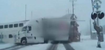 Tren TIR'ı ikiye b&ouml;ld&uuml;