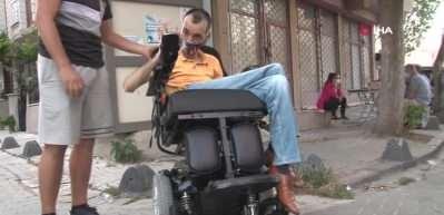 TRT spikerini ağlatmıştı! Engelli gen&ccedil; yeni bir arabaya kavuştu