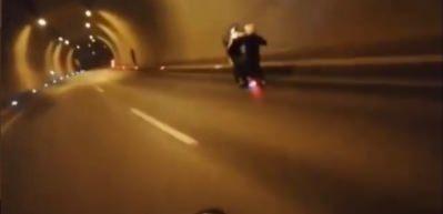 T&uuml;nelde tek teker giden motosikletli dehşeti yaşadı