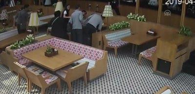 Turistin hayatını garsonun m&uuml;dahalesi kurtardı