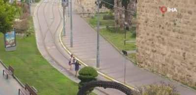 Turistlerin, tramvay yolunda canlarını hi&ccedil;e saydıkları selfi &ccedil;ılgınlığı