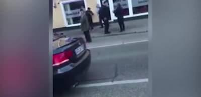 T&uuml;rk babaya Alman zulm&uuml;! Polis biber gazı sıkıp, parmağını kırdı