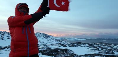 T&uuml;rk ekip Gr&ouml;nland&rsquo;daki buzul vadisini kızakla b&ouml;yle ge&ccedil;ti