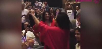 T&uuml;rkan Şoray yıl sonu etkinliğinde dans etti