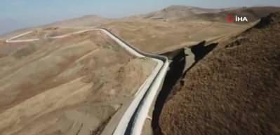 T&uuml;rkiye-İran sınırına yapılan g&uuml;venlik duvarı havadan g&ouml;r&uuml;nt&uuml;lendi