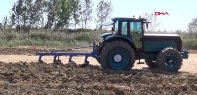 T&uuml;rkiye&rsquo;nin ilk yerli ve milli elektrikli trakt&ouml;r&uuml; tarlada