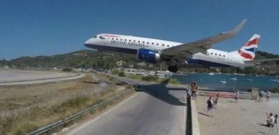 T&uuml;yleri diken diken eden olay: Dev u&ccedil;ak turistleri teğet ge&ccedil;ti
