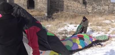 &Uuml;&ccedil; boyutlu 8 metrelik "Şahmeran" u&ccedil;urtması Kars semalarında