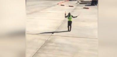 U&ccedil;ak pistinde yaptığı hareketlerle kahkahaya boğdu