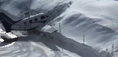 U&ccedil;ak, pistten kaydı! Kar yığınına &ccedil;arparak durdu