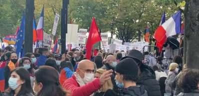 Paris'te ter&ouml;r &ouml;rg&uuml;t&uuml; PKK'nın katılımıyla Ermenistan'a destek g&ouml;sterisi