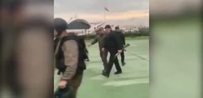 &Uuml;lke diken &uuml;st&uuml;nde! Devlet başkanı elinde otomatik silah ile saraya geldi