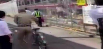 &Uuml;lke şokta... Tren kamyonla &ccedil;arpıştı!