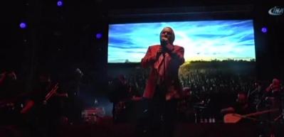 &Uuml;nl&uuml; sanat&ccedil;ı ateş p&uuml;sk&uuml;rd&uuml;