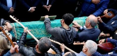 &Uuml;nl&uuml; sanat&ccedil;ının eşini bağlama &ccedil;alarak uğurladılar