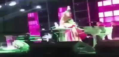 &Uuml;nl&uuml; şarkıcı Deniz Seki sahneden d&uuml;şt&uuml;! Korku dolu anlar...