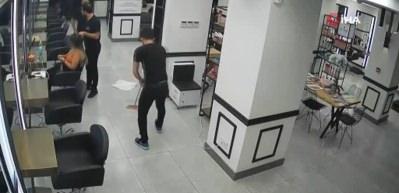 &Uuml;nl&uuml;lerin g&uuml;zellik merkezinde akıl almaz olay! &Ouml;demeden ka&ccedil;tı