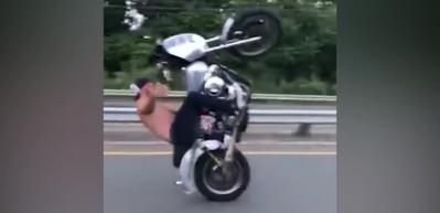 G&ouml;renler şoke oldu! Motosikletin &uuml;zerinde &ouml;l&uuml;mle dans etti!