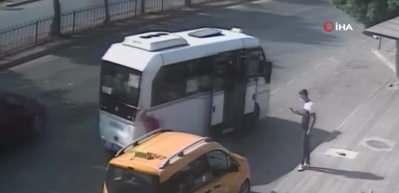 Feci kaza kamerada! &Uuml;st ge&ccedil;idi kullanmayan kadına minib&uuml;s &ccedil;arptı