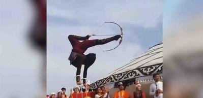 Uygur T&uuml;rk&uuml; kadından ağızları a&ccedil;ık bırakan ok atışı
