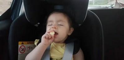 Uyurken elma yiyen inci bebeğin hali g&uuml;ld&uuml;rd&uuml;