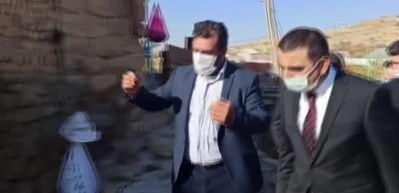  Vali Hacıbektaşoğlu, depremden etkilenen Karabağ k&ouml;y&uuml;nde incelemelerde bulundu