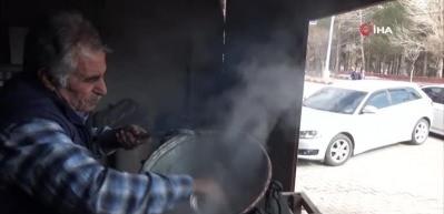 Van Erciş'te kalaycılık mesleğinin son temsilcisi! Tek başına ayakta tutmaya &ccedil;alışıyor